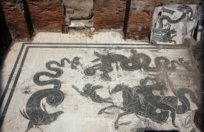 古奥斯蒂亚（Ostia）。 公司广场。 Sabratha Seafarers Corporation 的马赛克。 海王星浴场。 作者 小说