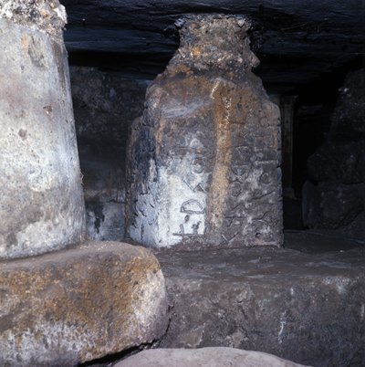 古罗马，古代时期：在罗马广场的青金石（黑石）下建造的寺庙，上面刻有拉丁文最古老的铭文之一。 公元前6世纪意大利 作者 小说