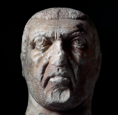 戴克里先 (Gaius Aurelius Valerius Diocletianus, 245-316) 的半身像，罗马皇帝从 284 年到 305 年。大理石雕塑。 Chieti，考古博物馆。 作者 小说