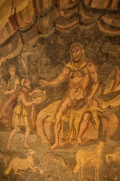 独眼巨人地板马赛克，意大利西西里岛阿尔梅里纳广场的Romana del Casale别墅 (照片) 作者 小说