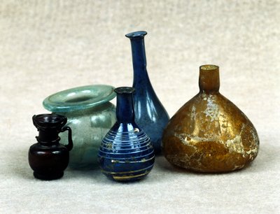 装有香水、香膏和药膏的玻璃瓶和小瓶。 罗马时期。 公元一世纪。 JC。 作者 小说