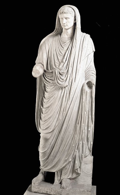 罗马皇帝奥古斯都 (Gaius Julius Caesar Octavianus)（公元前 63 年至公元 14 年）的大理石雕塑 - 罗马，罗马国家博物馆 - 奥古斯都（公元前 61 年 - 公元 14 年）作为 Pontifex Maximus - 大理石雕塑，发现于拉比卡纳大街，1rst 公元前世纪 - 国家罗马 M 作者 Roman