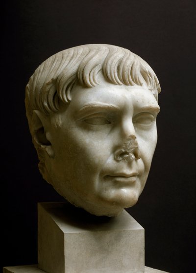 罗马艺术。意大利奥斯蒂亚博物馆的 "特拉扬皇帝（Marcus Ulpius Traianus）（公元53-117年）的大理石头像"--特拉扬皇帝（Marcus Ulpius Traianus）（公元53-117年）的肖像--罗马大理石雕塑，帝国时代，公元2世纪--考古博物馆。 作者 Roman