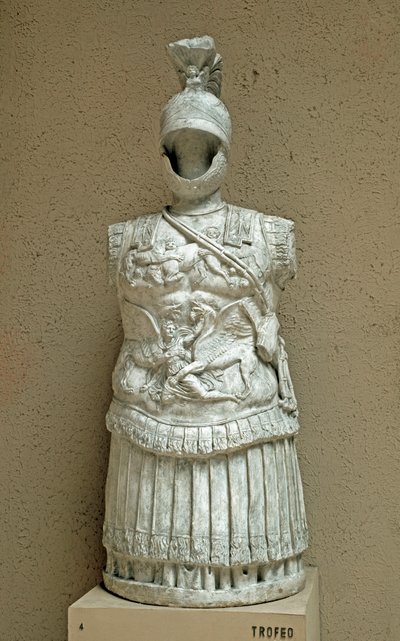 Roman art: Trophee of weapons in the form of parade armor of Roman soldier from the 1st century BC. Rome, museo della civilta romana 作者 小说
