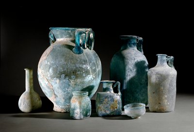 罗马艺术：来自庞贝的罐子、滗水器、杯子、花瓶和玻璃杯。 1 世纪国家考古博物馆，那不勒斯 作者 小说