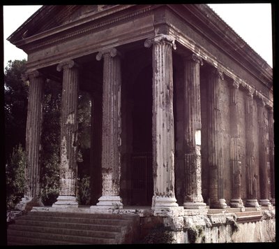 罗马艺术：Portunus 神庙（男子气概神庙）遗址的景色，Boarium Forum 考古遗址，公元 70-80 年，意大利罗马（罗马艺术：Fortuna Virilis（Portunus）神庙的景色罗马， 意大利）摄影 作者 小说
