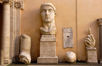 Musei Capitolini（国会大厦）的保守派宫（Palazzo dei conservatori）庭院：公元 313-324 年君士坦丁巨大雕像的碎片（大理石） 作者 小说