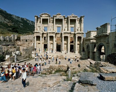 Celsus 图书馆的视图，建于 117 年。楣板细节 作者 小说