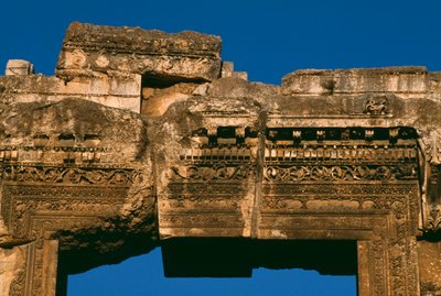 巴克斯寺庙，门楣的细节，高帝国时期27 BC-395广告照片 作者 罗马帝国时期
