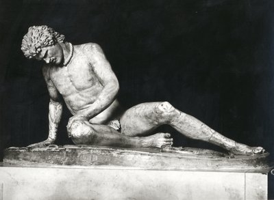 垂死的高卢，约公元前 230-220 年的希腊原版副本，由 Epigonos（大理石）（黑白照片） 作者 罗马罗马