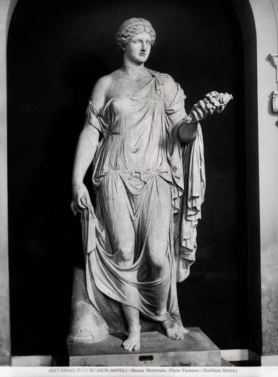 名为 Flora Farnese 的女性雕像，公元 2-3 世纪（大理石）（黑白照片） 作者 罗马罗马
