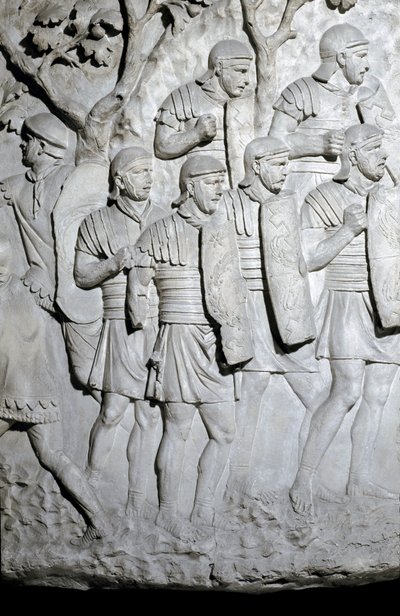 罗马艺术：“准备战斗的罗马军团” 1862 年的模具，再现了图拉真皇帝（53-117 年）统治时期在罗马建造的图拉真柱（柱图拉真）（Colonna Traiana）的浅浮雕。 图拉真专栏纪念胜利者 作者 罗马罗马