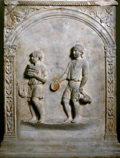 罗马艺术：墓葬祭坛描绘了两个仆人提着祭品。 低缓解。 罗马, Museo Nazionale Romano 作者 罗马罗马
