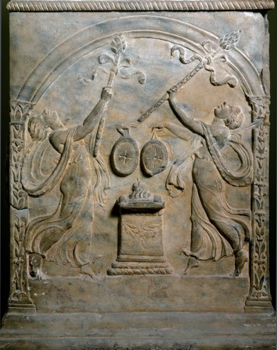 罗马艺术：葬礼祭坛代表两个跳舞的门廊。 低缓解。 罗马, Museo Nazionale Romano 作者 罗马罗马