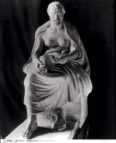坐着的哲学家，头部被认为是德摩斯梯尼（公元前384-322年）（后加），来自Montalto-Negroni别墅（大理石）（黑白照片）。 作者 罗马罗马