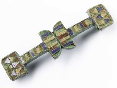 带上表面镶有红色、蓝色和黄色珐琅的表带连接处，来自佩思郡卡普斯 Inchtuthil 的罗马军团要塞（青铜和珐琅） 作者 罗马罗马
