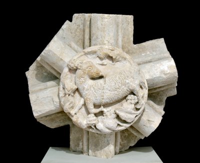 A lamb, vault of the Saint Laurent Chapel (St. Lawrence), disappeared for several years and originally located above the Cistercian Abbey of Fontenay (Abbey of Fontenay, Burgundy, France: keystone representing a lamb) 作者 罗马式
