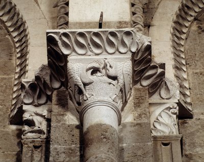 Birds eating fish and worms (carved capital) 作者 罗马式