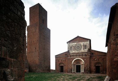 圣彼得教堂（San Pietro）的外墙和尖塔，建于1250年左右，1870年修复，意大利托斯卡纳。 作者 罗马式