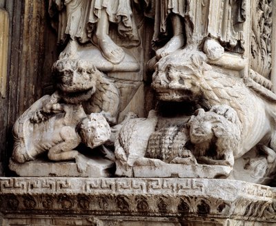 Monsters. Carved support of a column 作者 罗马式