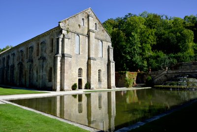 Romanesque architecture: exterior view of the forge of the Cistercian abbey of Fontenay, Burgundy, late 12th century (Abbey of Fontenay, Burgundy, France: the forge, end 12th Century) 作者 罗马式