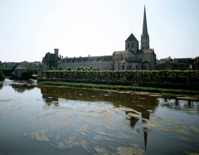 罗马式艺术：建于 11 世纪的 Saint-Savin-sur-Gartempe (Saint Savin sur Gartempe) 修道院的景色。 维也纳圣萨文 作者 罗马式