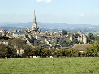 Autun 市和圣拉扎尔大教堂（13 世纪的罗马式建筑）的景观。 法国勃艮第的索恩和卢瓦尔河。 作者 罗马式