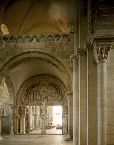 代表 apotres 使命的鼻孔和中央鼓膜的视图。 圣玛丽亚抹大拉大教堂（Sainte Marie Madeleine (1096-1106), Vezelay, Yonne 作者 Romanesque