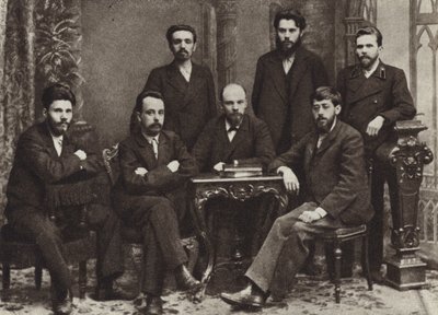 列宁与圣彼得堡工人阶级解放斗争联盟成员，圣彼得堡，1897年2月 作者 俄罗斯摄影师