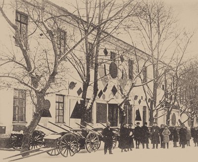 马列维奇和艺术学校的学生装饰维捷布斯克的白色兵营，1919 年 12 月（黑白照片） 作者 俄罗斯摄影师