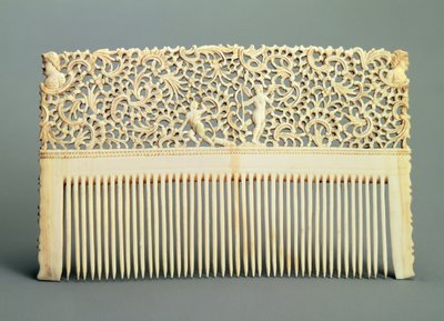 18世纪中叶的Kholmogory（海象牙），一边是牙齿的观赏梳子 作者 俄语学校