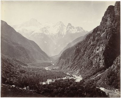 印度斯里坎塔山谷和山峰美景
从富拉尔达鲁俯瞰林木茂密的山谷，远处是斯里坎塔峰（原标题） 作者 塞缪尔·伯恩（艺术家签名）