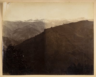 大吉岭的山景，选自《大吉岭风景》，19 世纪 80 年代（黑白照片） 作者 塞缪尔·伯恩
