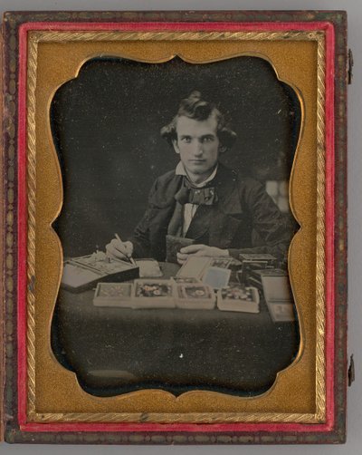坐着的男人手持达盖尔摄影机和画笔的无题肖像，1865年。 作者 塞缪尔·米勒