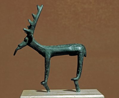 Nuragic 文化 (nuraghi) 撒丁岛：伊格莱西亚斯鹿的青铜雕像。 公元前 8-7 世纪。 卡利亚里，国家考古博物馆，撒丁岛，意大利 作者 撒丁岛的努拉克文明