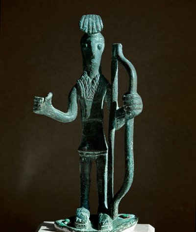 Nuragic 文化 (nuraghi) 撒丁岛：青铜战士拉弓（缺少长矛）小雕像。 公元前 8-7 世纪。 卡利亚里，国家考古博物馆，撒丁岛，意大利 作者 撒丁岛的努拉克文明