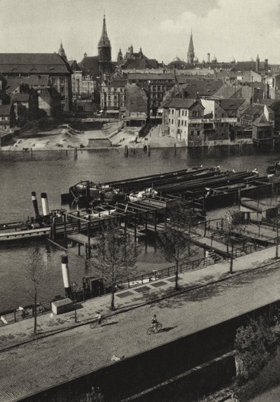 柏林：Blick uber die Spree zur Klosterstrasse； Spree 和 Klosterstrasse 的景色（黑白照片） 作者 萨沙·斯通（Sasha Stone）