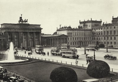 Berlin: Pariser Platz (b/w photo) 作者 萨沙·斯通（Sasha Stone）