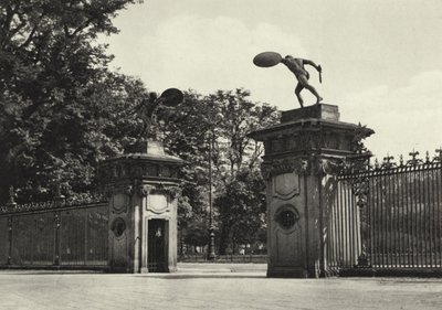 Berlin: Schloss Charlottenburg, Eingang; Charlottenburg Palace, Entrance (b/w photo) 作者 萨沙·斯通（Sasha Stone）