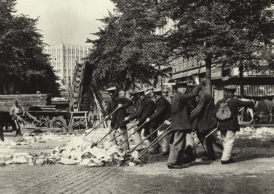 柏林：Wittenberg-Platz 上的 Strassenfeger； 维滕贝格广场上的清道夫（黑白照片） 作者 萨沙·斯通（Sasha Stone）