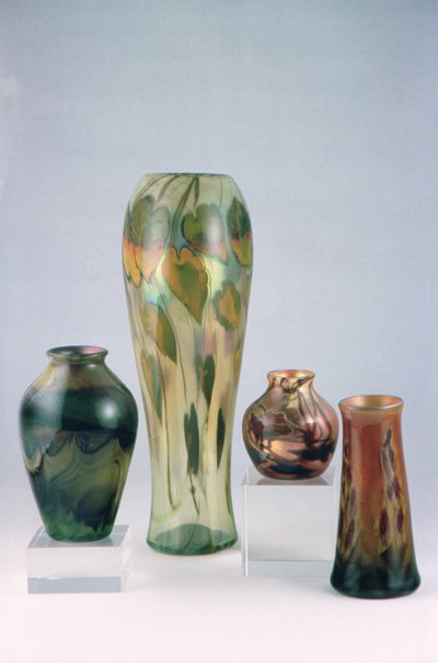 蒂芙尼花瓶（玻璃 作者 美国学校