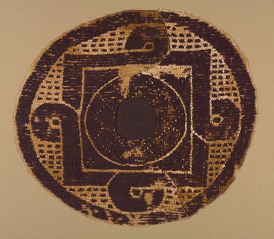 来自毯子或盖子的环形圆盘，300年代至400年代（带辅助纬线包裹的织锦，未染色的亚麻布和染色的羊毛）。 作者 拜占庭学校