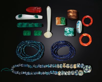 精选的中国珠宝，包括战国时期罕见的长链早期玻璃珠；五串来自汉代的早期玻璃珠；一组清代全玻璃饰品和一组清代玻璃戒指 作者 School Chinese