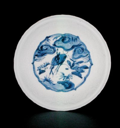 青花瓷碟子，画有山水鹿，万历年间 作者 学校中文