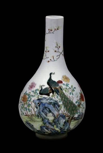 中国艺术：粉红色家族的陶瓷花瓶，装饰有鸟类（包括孔雀）和花朵。乾隆年间（1736-1795）。巴黎，吉美博物馆，国立亚洲艺术博物馆。 作者 学校中文