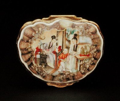 贝壳形鼻烟壶盖，乾隆时期（1736-95）约1760年（瓷器）（另见210139）。 作者 学校中文
