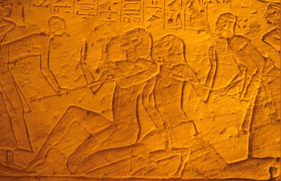 古埃及、壁画/雕刻、赫梯人囚犯被棍棒殴打、拉美西斯二世和奈费尔塔里神庙、阿布辛贝（照片） 作者 埃及学校