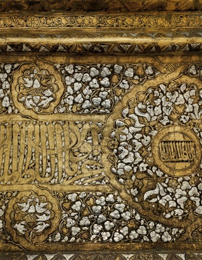 名称为Sultan Shihab Al-Dunya Wa Al-Din Ahmad bin Al-Malik Al-Nasir Muhammad的Mamluk烛台底座的细节 作者 埃及学校
