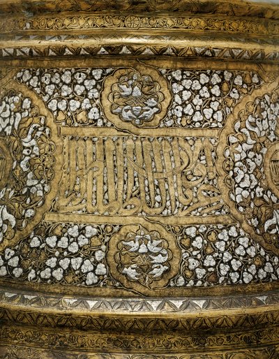 名称为Sultan Shihab Al-Dunya Wa Al-Din Ahmad bin Al-Malik Al-Nasir Muhammad的Mamluk烛台底座的细节 作者 埃及学校