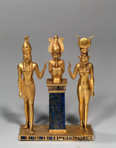 埃及古物。以Osorkon的名义的Osirian triad（Osiris被Isis和Horus包围。黄金吊坠和青金石（青金石）。第22王朝，低级阶段。巴黎，卢浮宫博物馆 作者 埃及学校